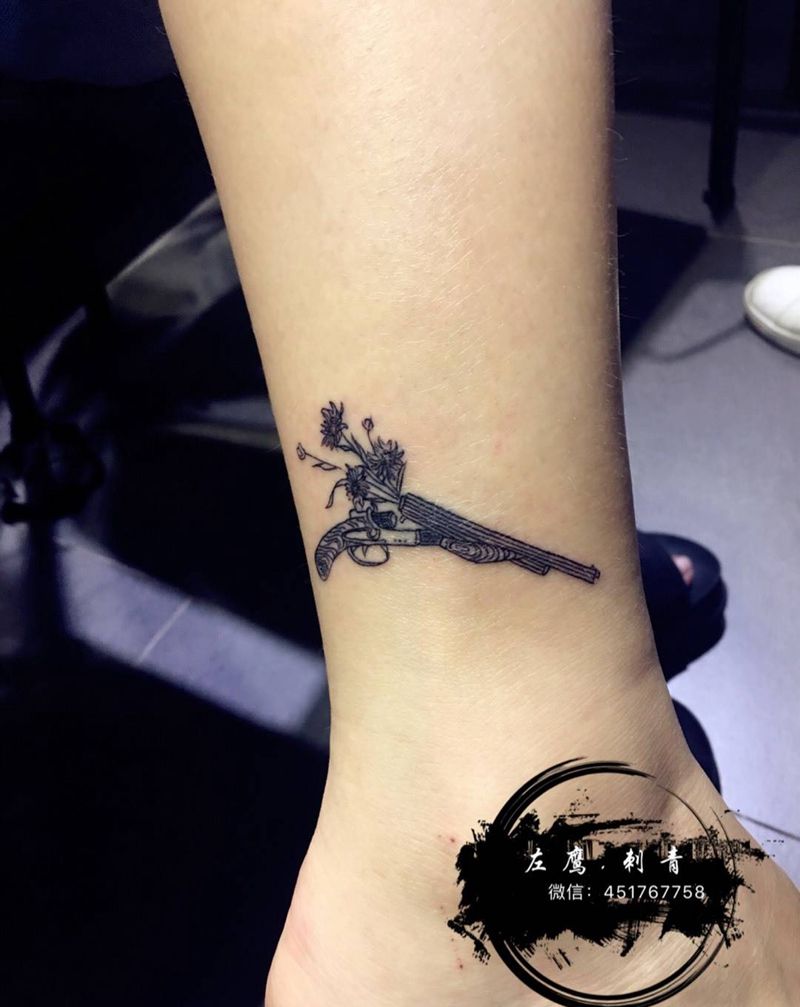 小枪纹身图片_清新腿部纹身图案