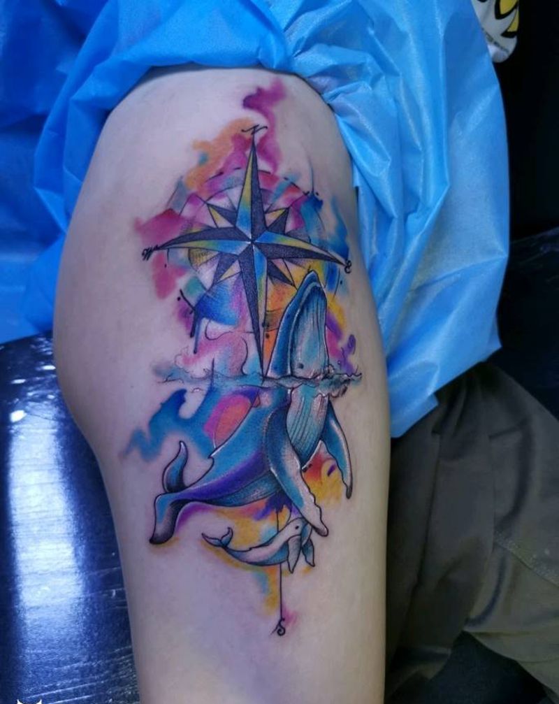 水彩蓝鲸指南针纹身纹身图片_腿部臀部水彩纹身图案