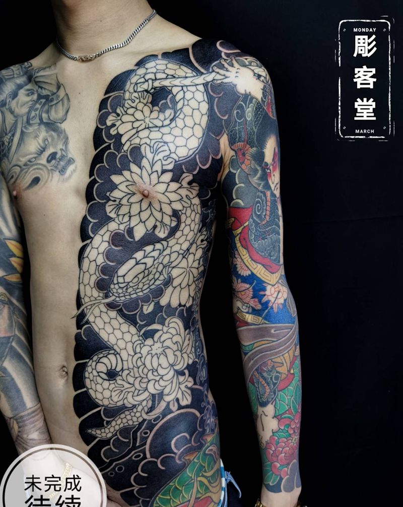 网红姜宽开衫进行中纹身图片_胸部老传统纹身图案