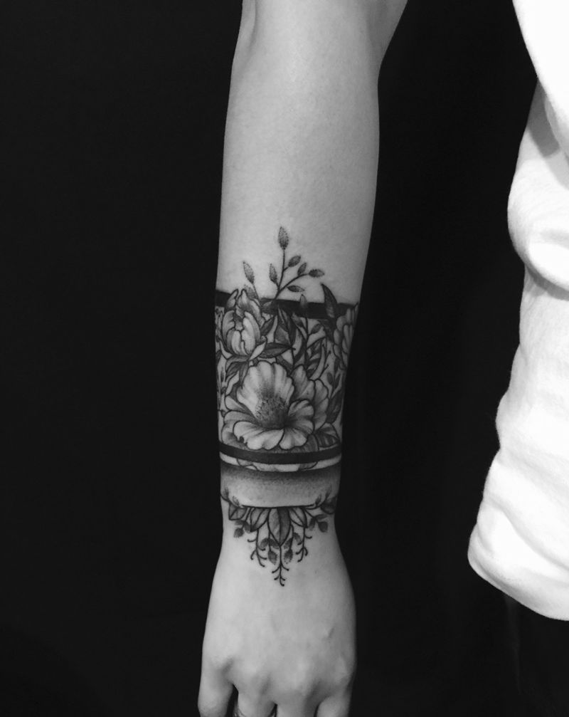 点刺小花环纹身图片_成品手臂清新字符植物纹身图案