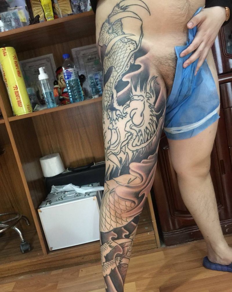 神龙盘腿财如洪水  未完成待续纹身图片_腿部动物原创传统纹身图案