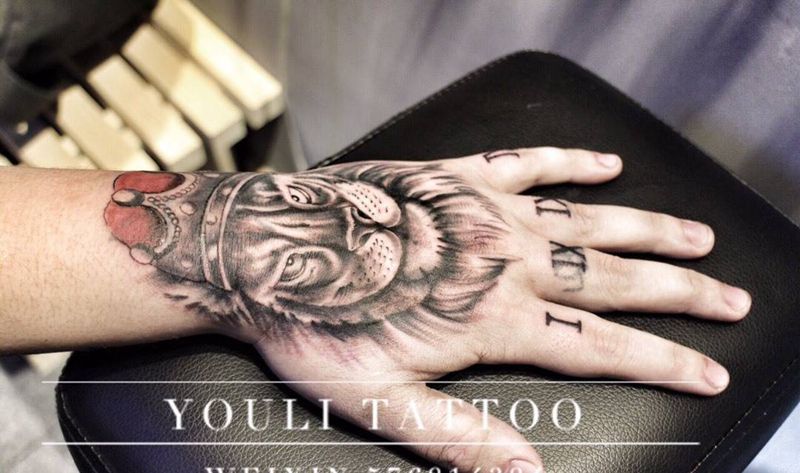 狮子纹身图片_手部成品欧美写实动物纹身图案