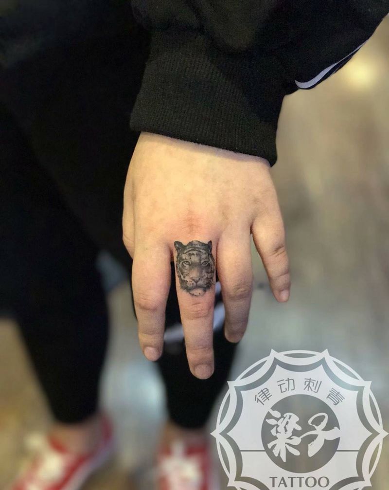 虎头纹身图片_手部欧美写实纹身图案