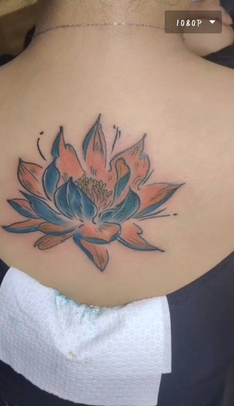 荷花。纹身图片_背部纹身图案