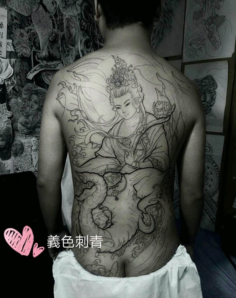 满背线条纹身图片
