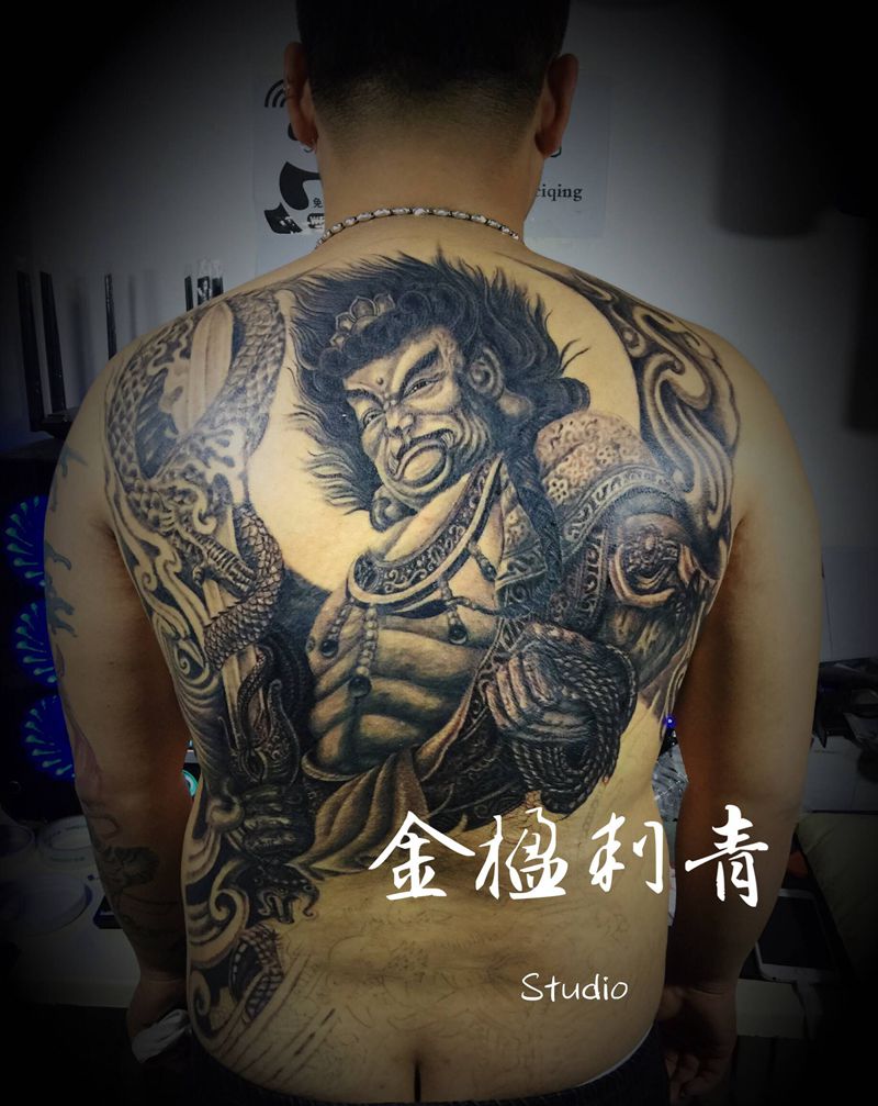 不动明王纹身图片_背部腰部新传统欧美写实菩萨不动纹身图案
