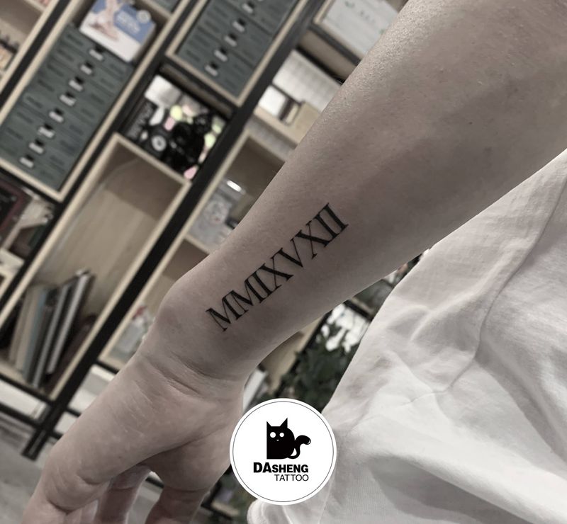 纪念日纹身图片_手臂花体字罗马字日期纹身图案