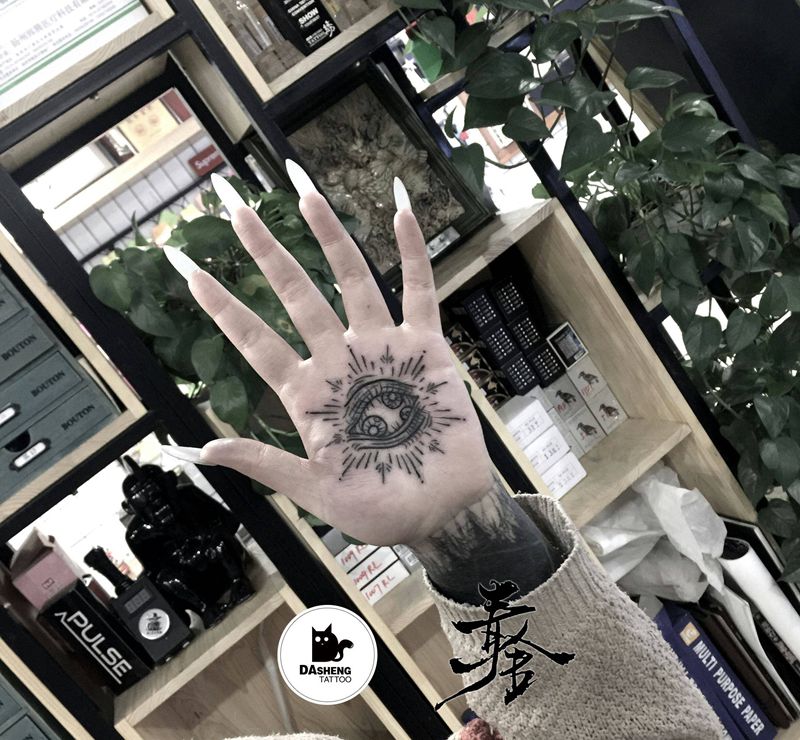 我正在看着你纹身图片_手部点刺blackwork纹身图案