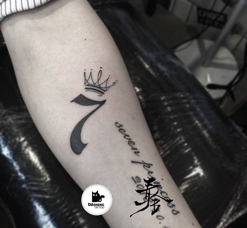 小7纹身图片_手臂花体字数字纹身图案