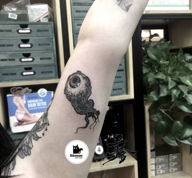 大眼儿纹身图片_手臂点刺眼球纹身图案