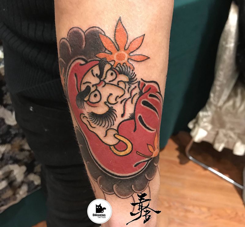 可爱达摩纹身图片_手臂老传统达摩纹身图案