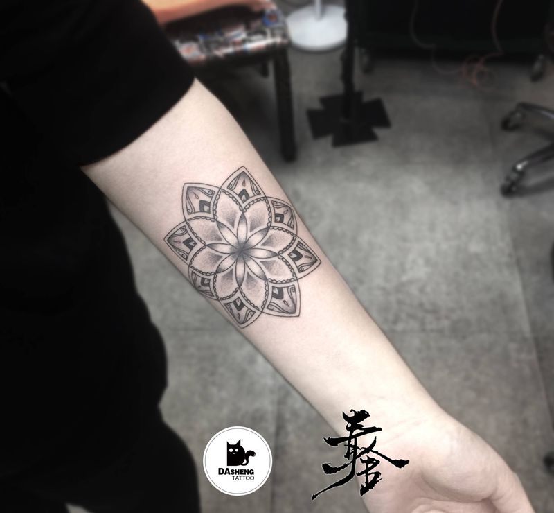 mandala纹身图片_手臂点刺mandala纹身图案