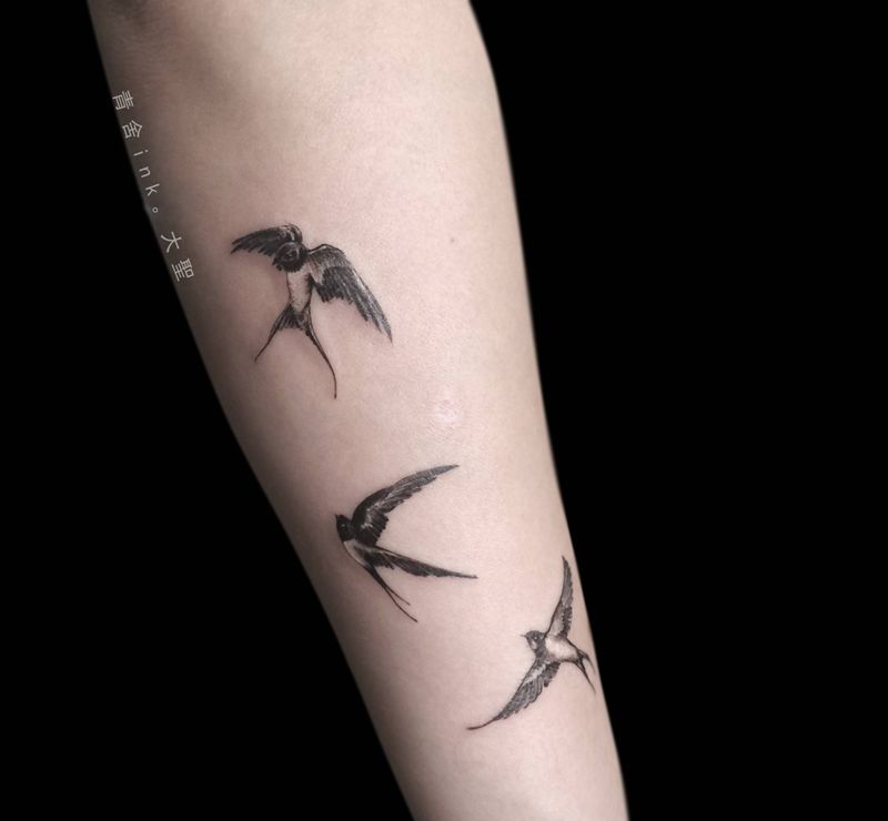 fly纹身图片_手臂点刺纹身图案
