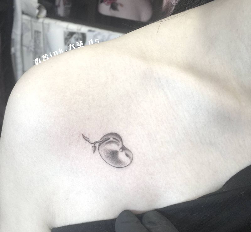 蚕豆纹身图片_点刺纹身图案