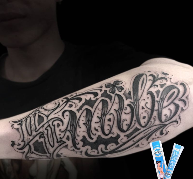 瞎写的纹身图片_手臂花体字纹身图案