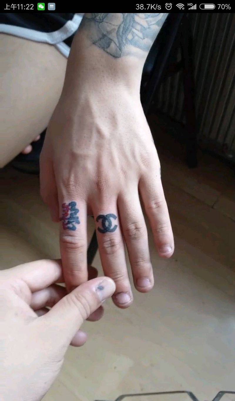 个性手指纹身图片