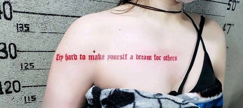 梦纹身图片_肩部胸部花体字纹身图案