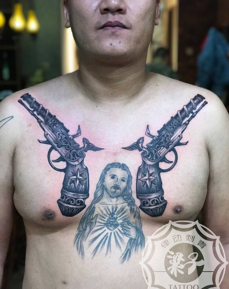 双枪纹身图片_胸部枪纹身图案