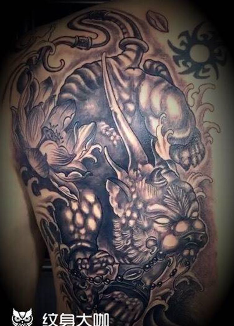 貔貅纹身图片_背部肩部新传统欧美写实纹身图案