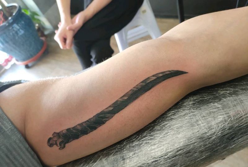 匕首纹身图片_手臂纹身图案