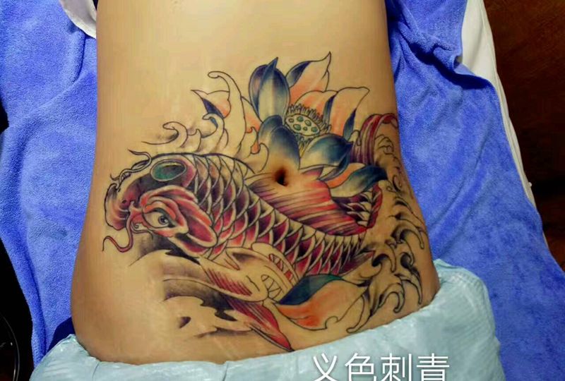 覆盖剖腹产伤疤纹身图片