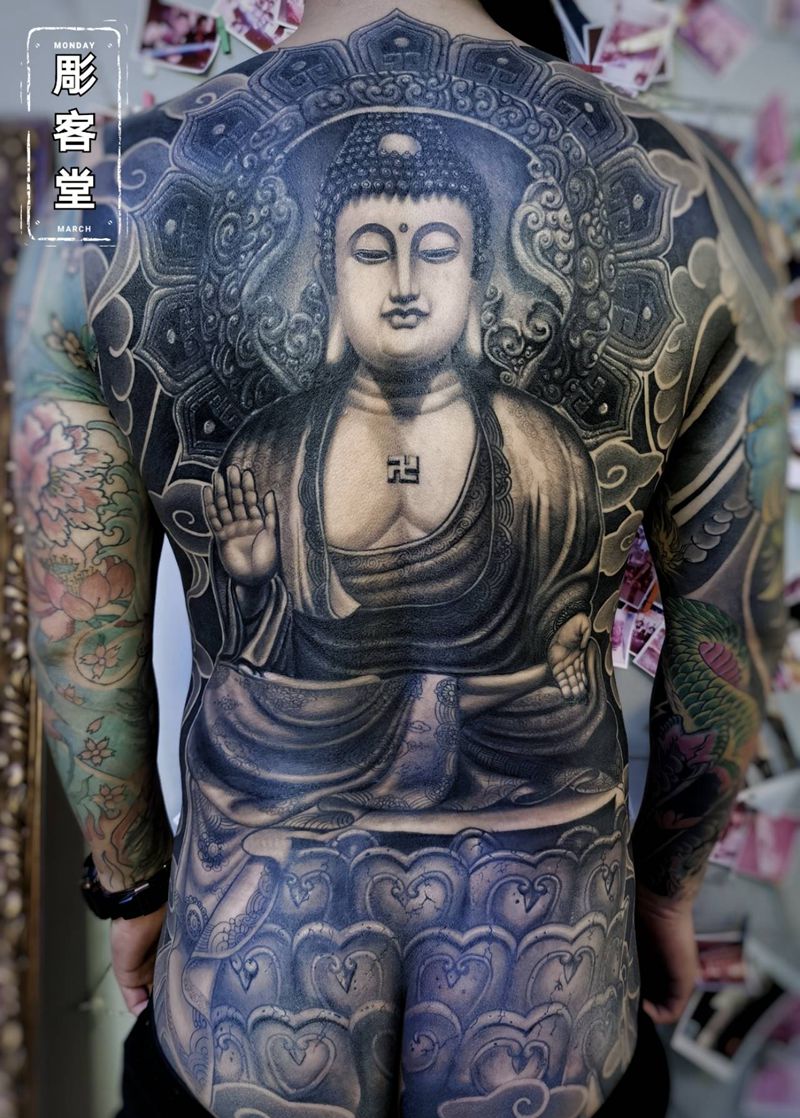 满背如来佛徒弟作品纹身图片_背部新传统欧美写实石雕纹身图案