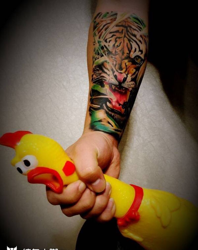 写实小臂虎头纹身图片_插画手臂写实动物纹身图案