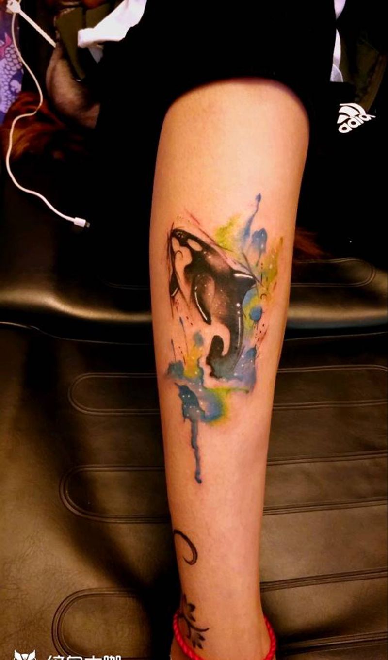 鲸纹身图片_腿部水彩纹身图案