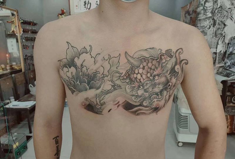 传统花胸纹身图片_胸部新传统唐狮牡丹纹身图案