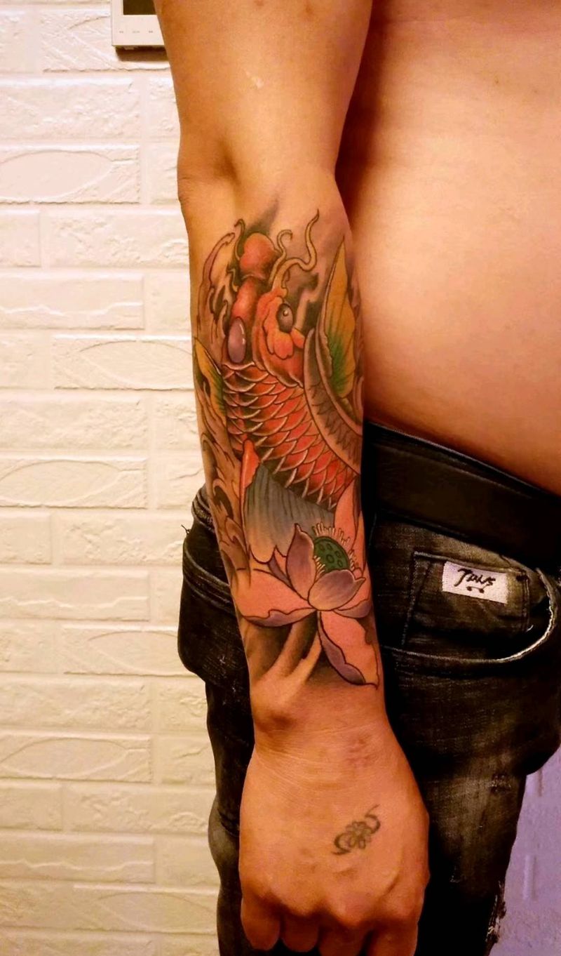 锦鲤纹身图片_手臂新传统纹身图案