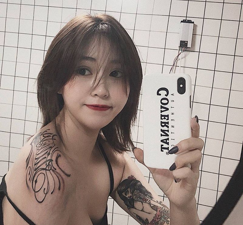 花体字纹身图片_背部肩部花体字纹身图案