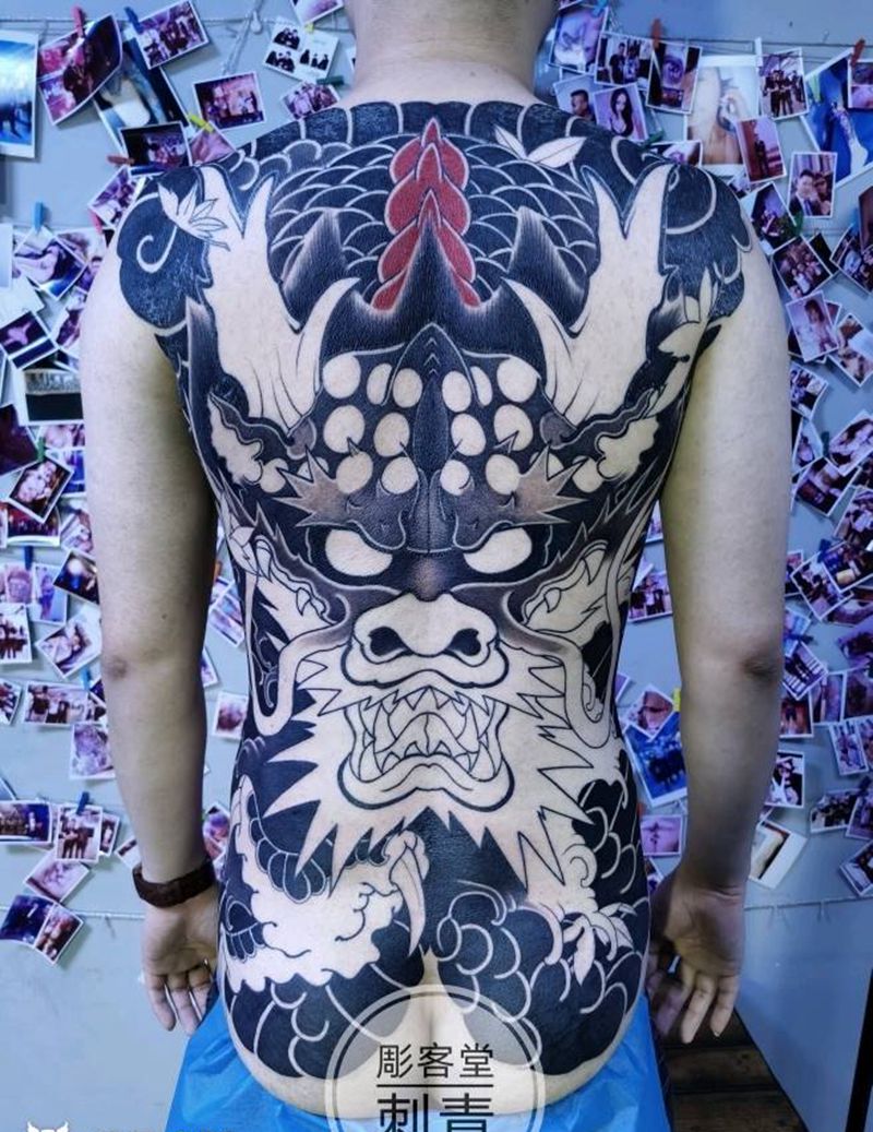 老传统满背龙头未完成待续纹身图片_背部老传统纹身图案