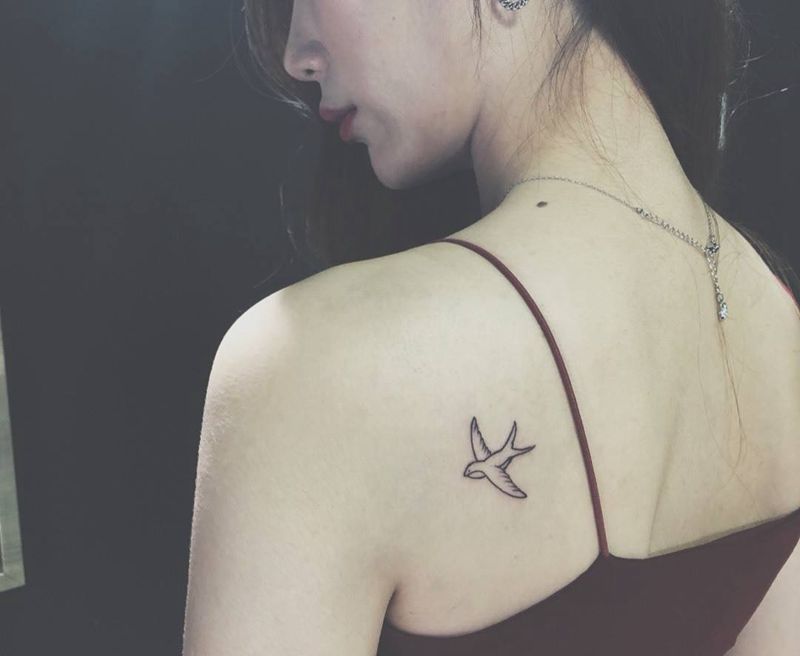 燕子纹身图片_欧美清新成品背部肩部胸部纹身图案