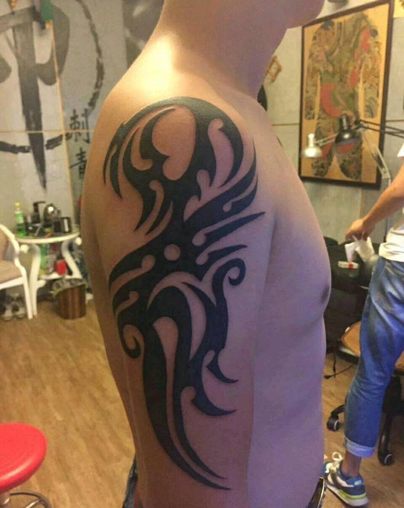 大臂图腾纹身图片