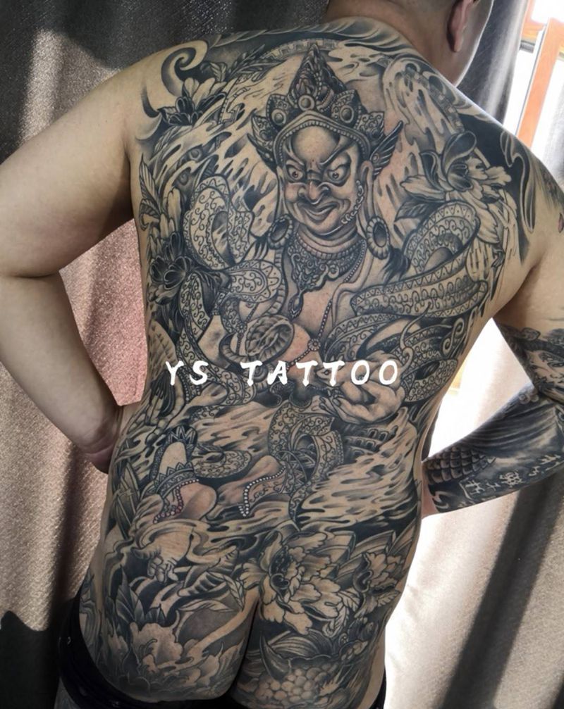 财宝天王纹身图片