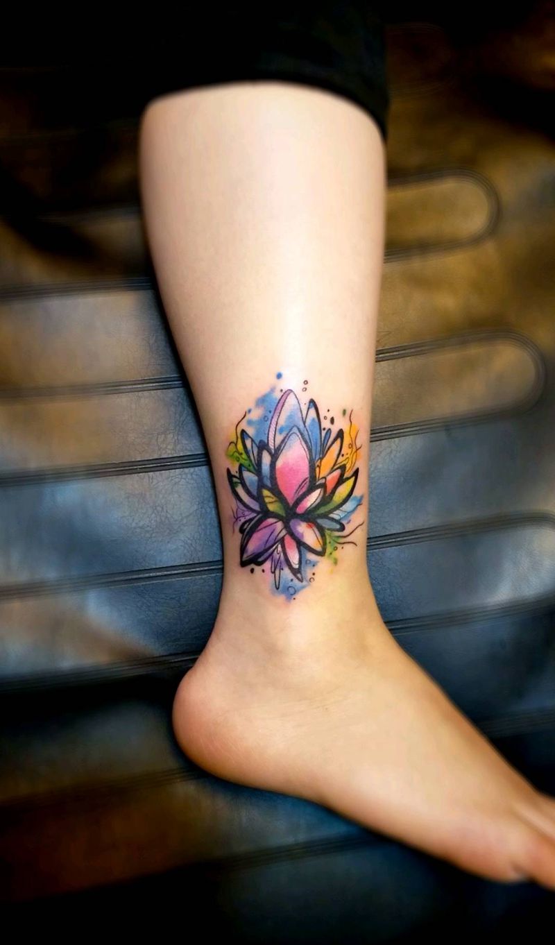 莲花纹身图片_腿部水彩纹身图案