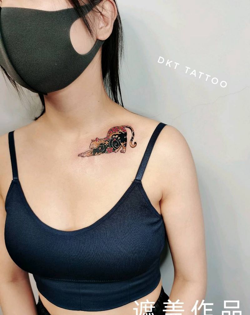 社会猫遮盖作品纹身图片_胸部新传统遮盖纹身图案