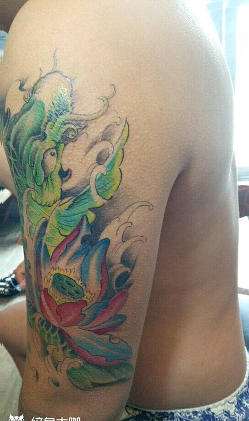 大臂鲤鱼纹身图片