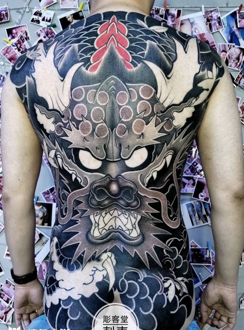 老传统满背龙头未完成待续纹身图片_背部老传统纹身图案