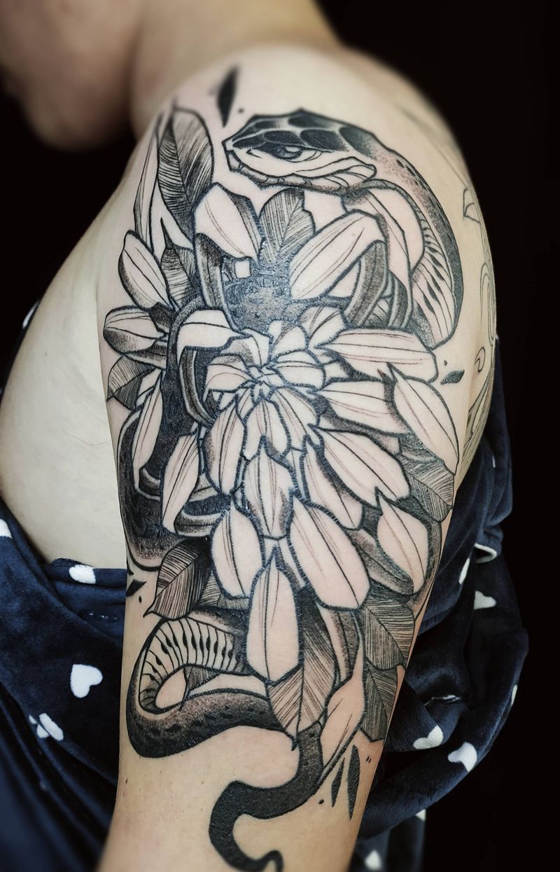 蛇纹身图片_手臂点刺纹身图案