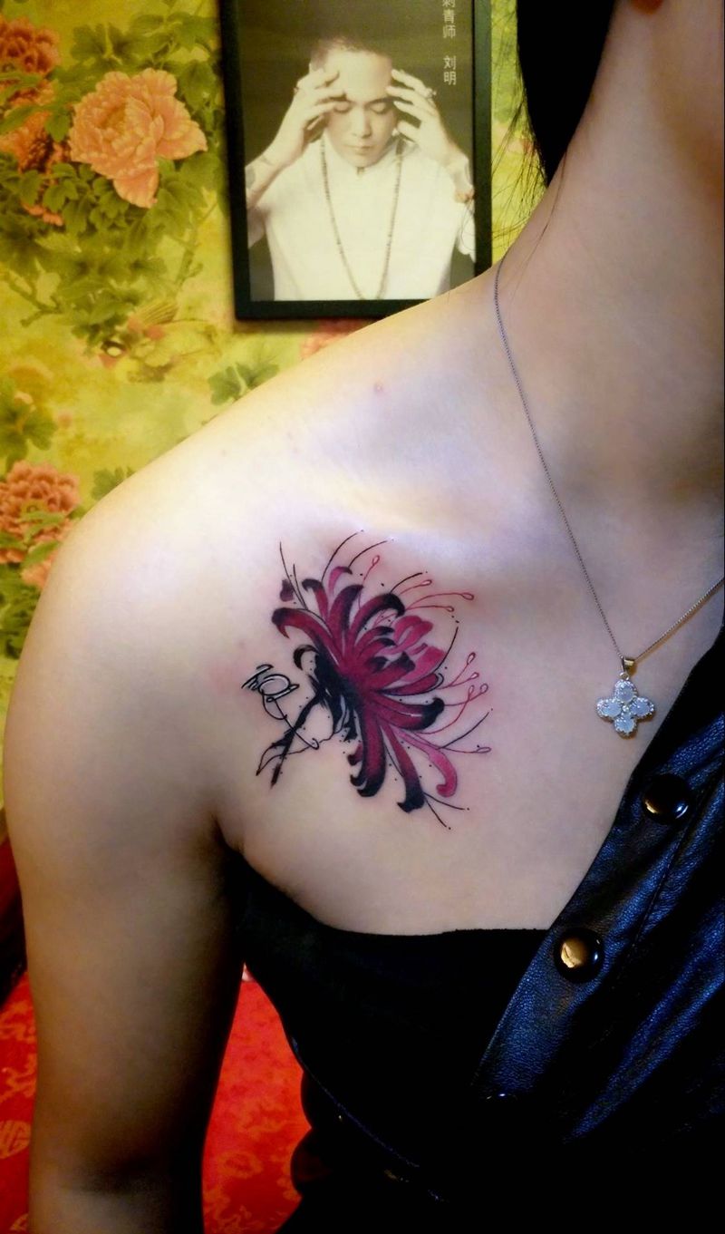 彼岸花纹身图片_胸部水彩水墨纹身图案