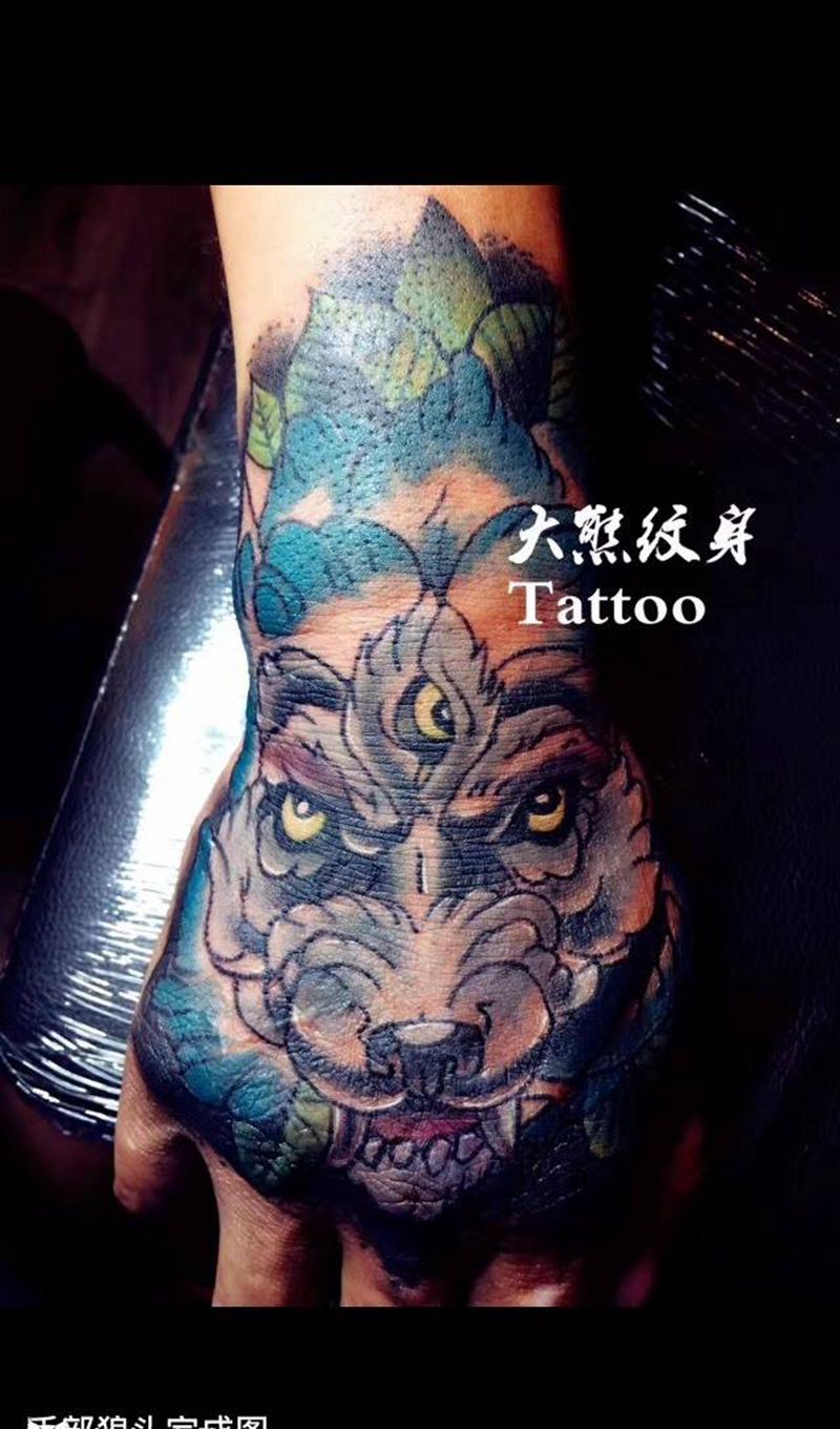 狼头纹身图片_成品手部传统动物纹身图案