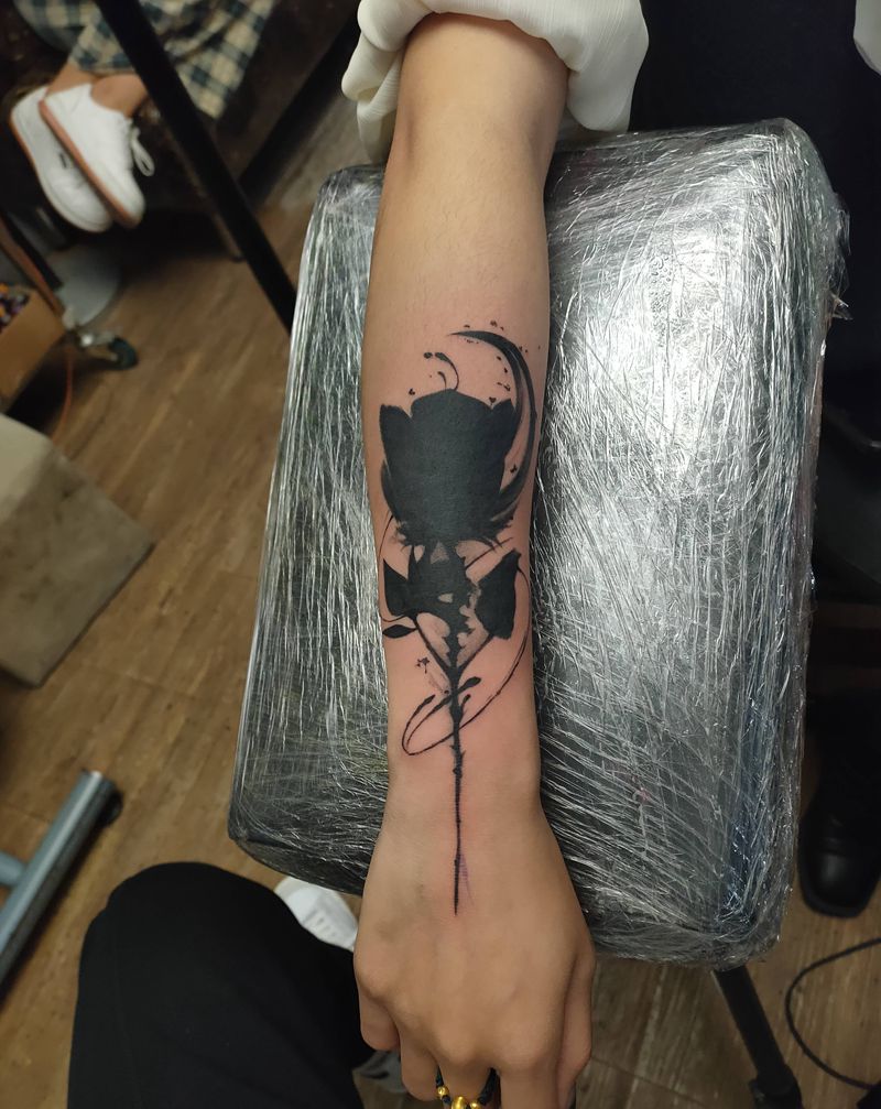 玫瑰纹身图片_手臂水墨玫瑰纹身图案