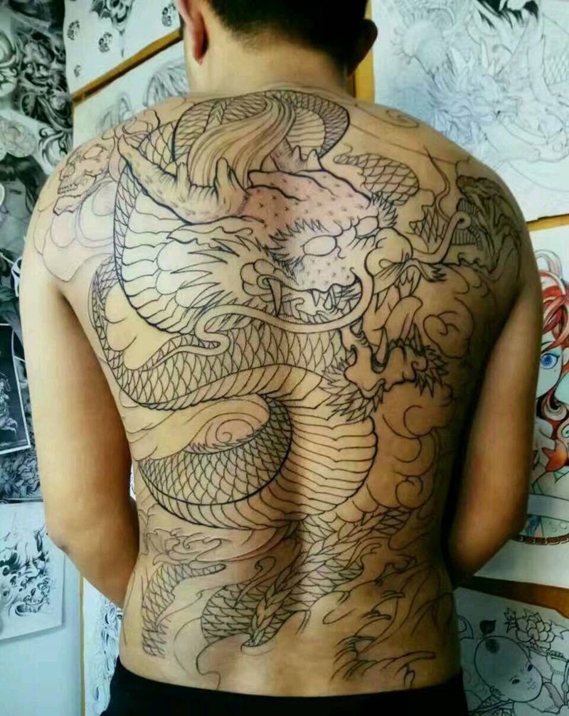 满背龙纹身图片