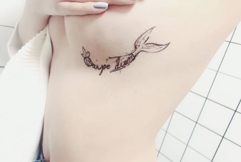 及时行乐拉丁文字母英文纹身图片_胸部花体字点刺纹身图案