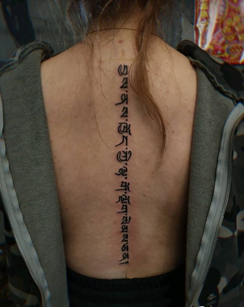 脊柱线纹身图片_背部纹身图案