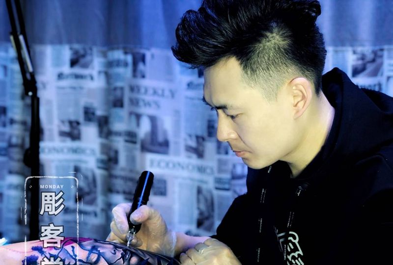 工作中的样子纹身图片_背部腿部工作纹身图案