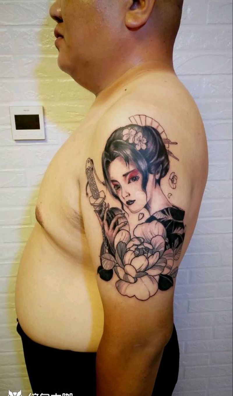 艺伎纹身图片_手部新传统纹身图案