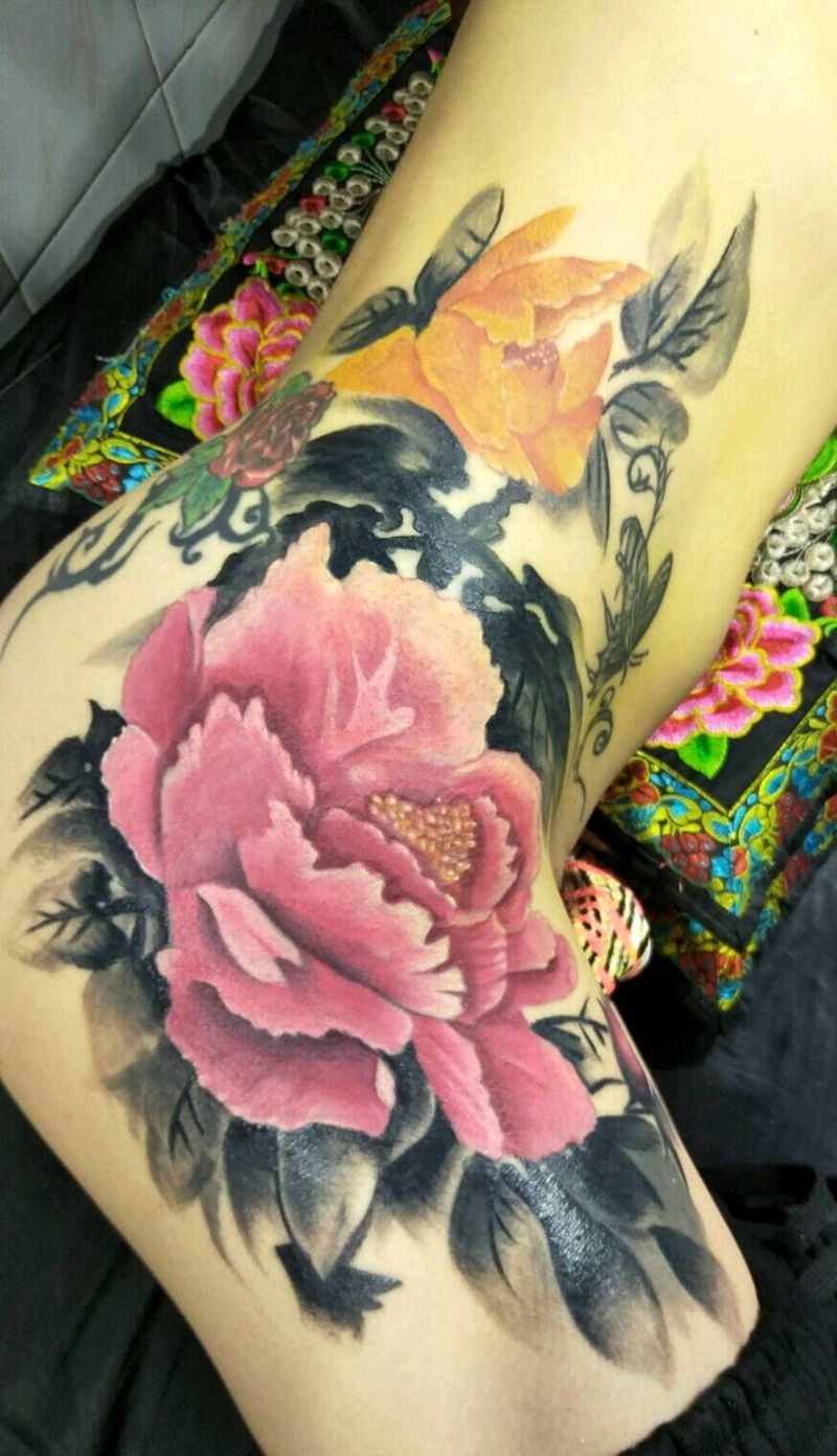 牡丹纹身图片_腰部水墨纹身图案