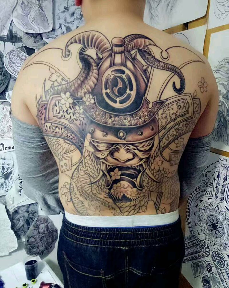 满背鬼武士未完成纹身图片